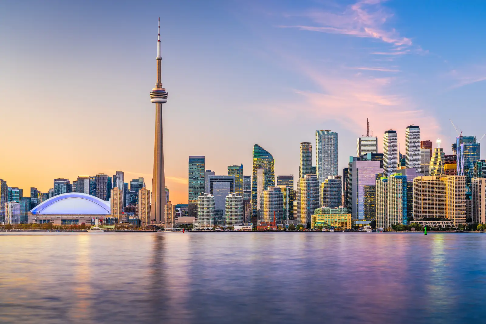 Gün batımında Ontario Gölü’nden CN Kulesi ile Toronto silüeti