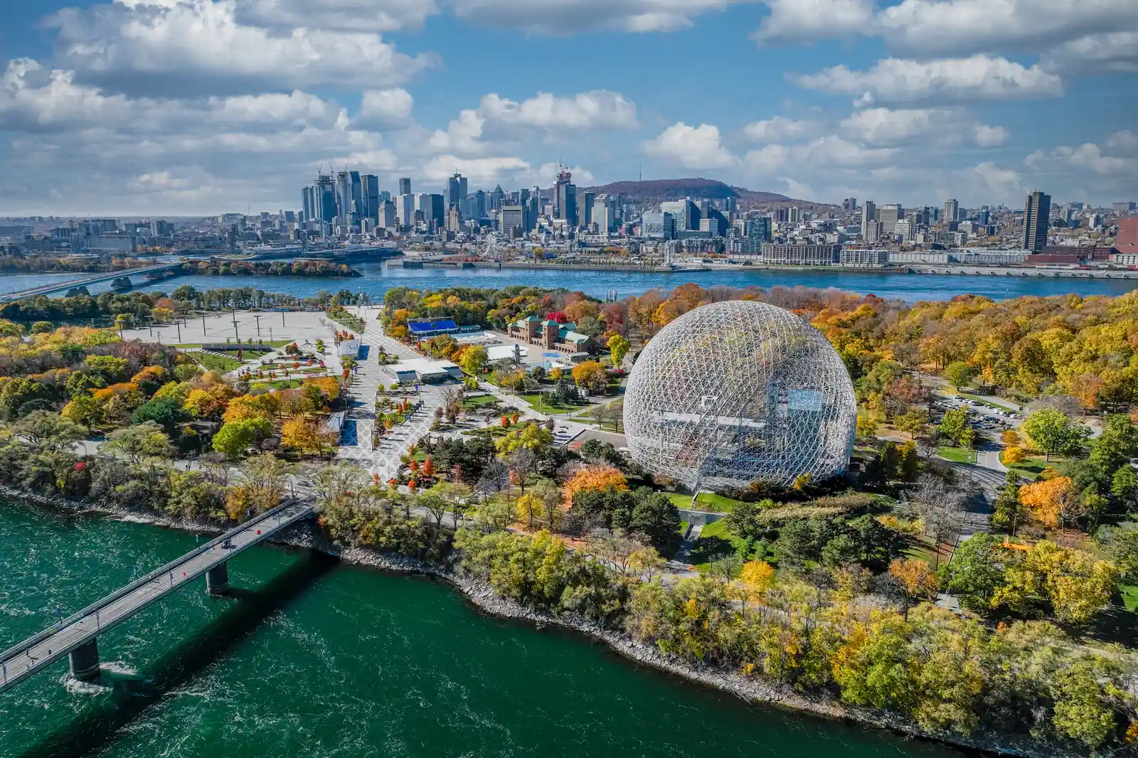 Montreal’de Biosphère ve arkasında şehir merkezi, havadan görünüm