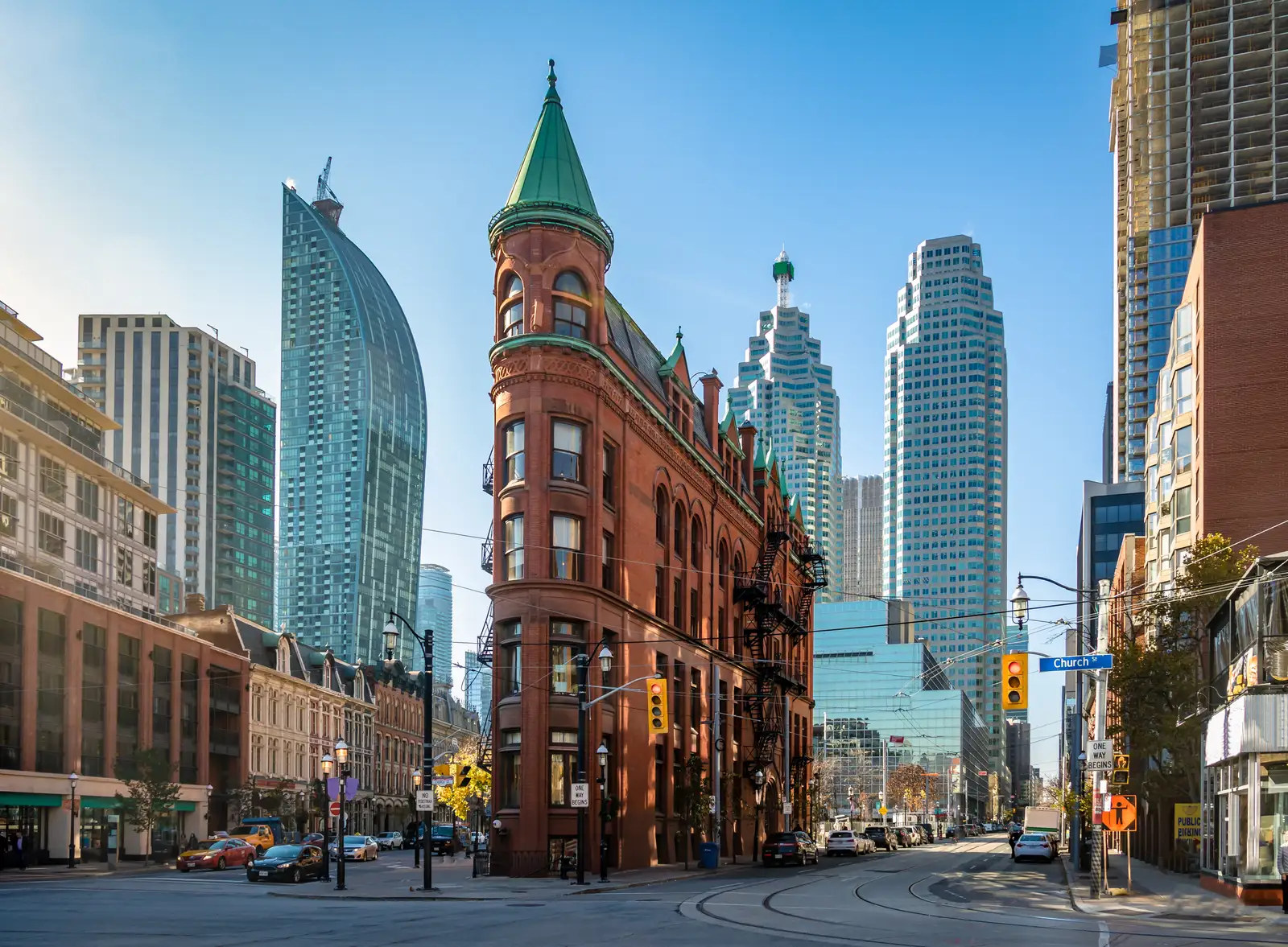 Toronto’da Church Street’teki tarihi tuğla bina ve arkasında gökdelenler