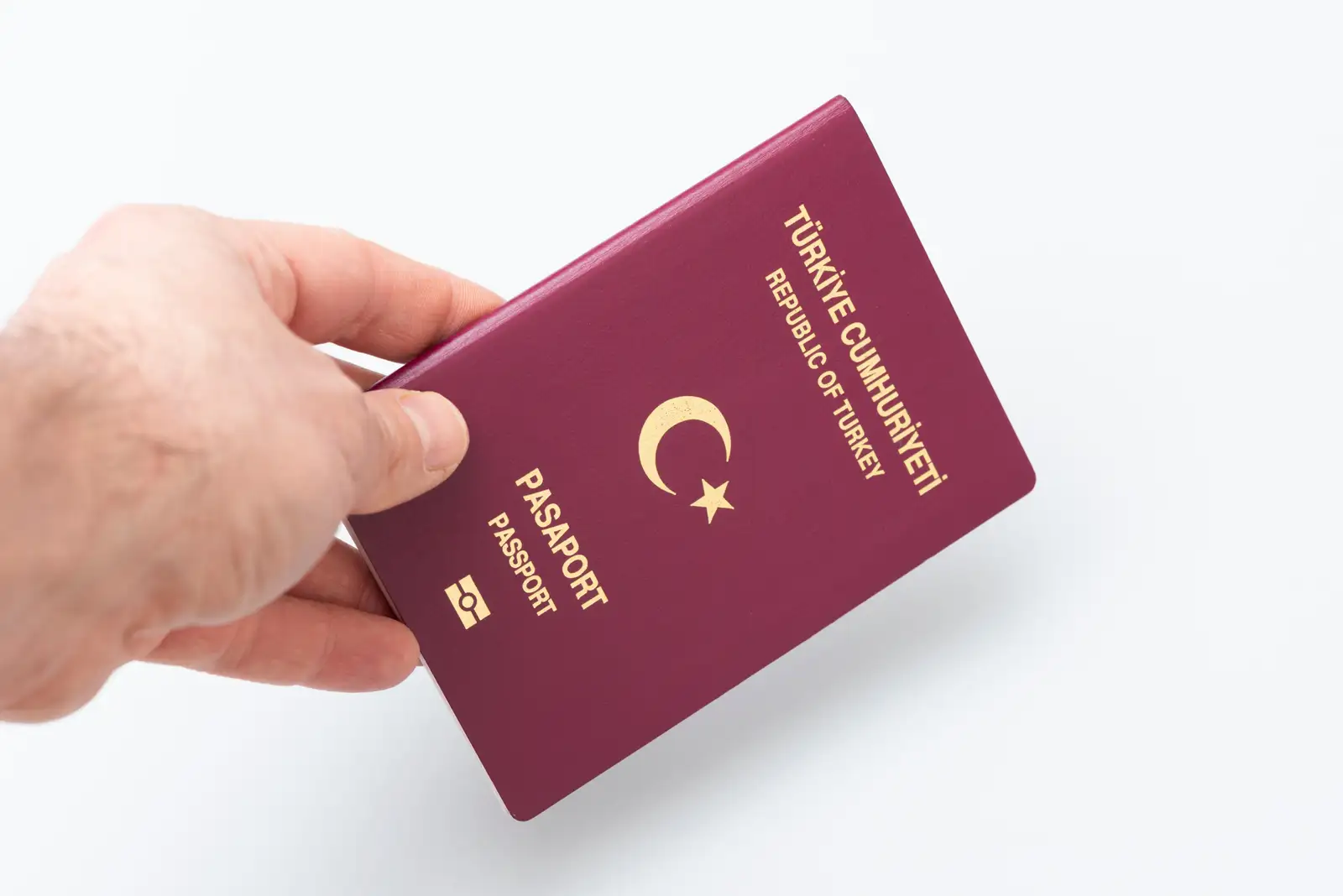 Bir elin tuttuğu Türkiye Cumhuriyeti pasaportu